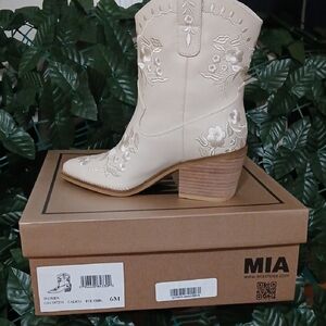 MIA Women's Ivory Floral Heeled Boots